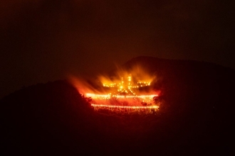 ゴルフ場の夜散歩で涼む　箱根強羅温泉大文字焼の鑑賞ツアー