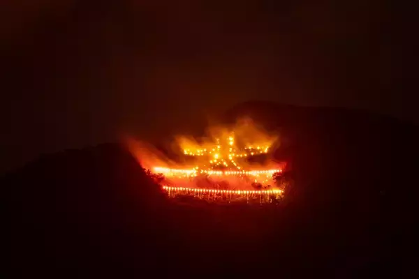 ゴルフ場の夜散歩で涼む　箱根強羅温泉大文字焼の鑑賞ツアー