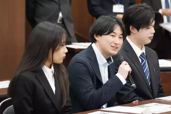 「震災復興テーマの新聞「福島とともに」が完成　神田外語大生、バナナのビールも披露」の画像