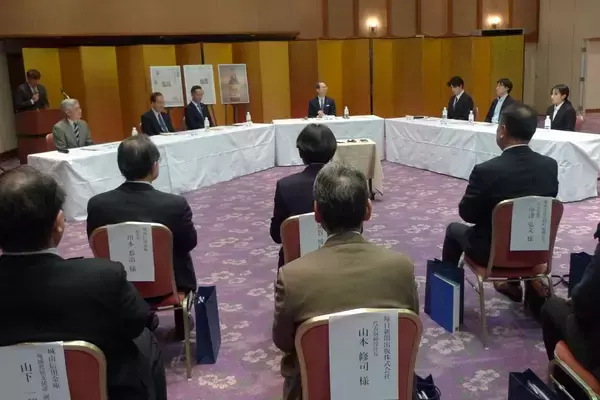 「震災復興テーマの新聞「福島とともに」が完成　神田外語大生、バナナのビールも披露」の画像