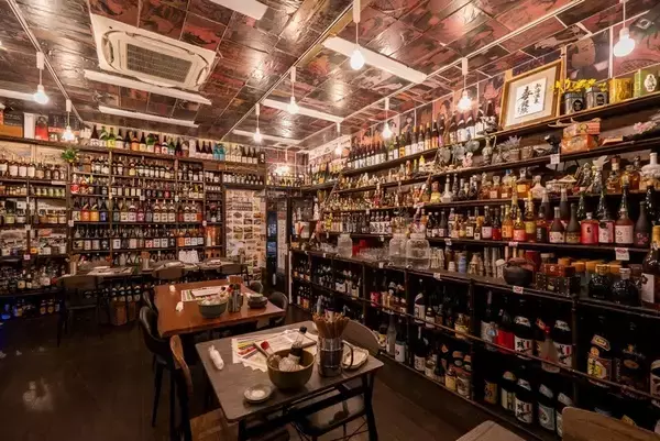 「熱海市の居酒屋「熱海ミニ横丁」が開業4周年　1000種類以上の酒、累計来場者数は6万人を突破」の画像