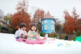 雪の広場でそり遊び楽しみ、キャラクターたちとディナーも　埼玉・飯能市のムーミン谷のクリスマス