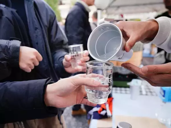 冬の屋外で「お湯割り」を楽しむ　焼酎イベントを開催