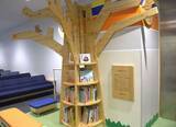 「日光市の木材を使った絵本棚とベンチに囲まれ絵本を楽しめる　東京・板橋区役所の待合エリアに子どもたちがくつろげる空間が登場」の画像1