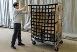 「カゴ台車用カバーの問い合わせ急増　“荷崩れ防止ラップ不足”深刻化で」の画像1