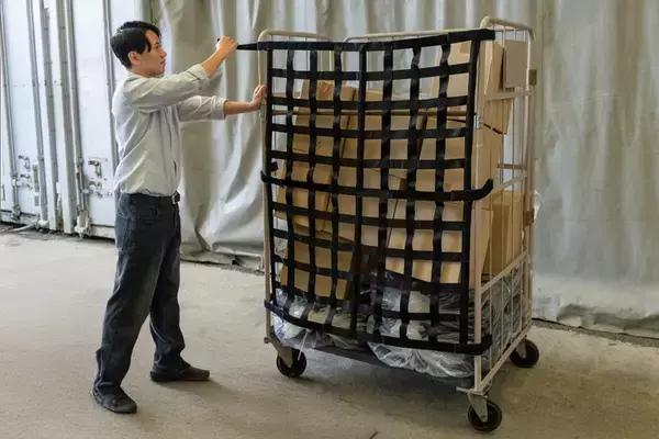 カゴ台車用カバーの問い合わせ急増　“荷崩れ防止ラップ不足”深刻化で