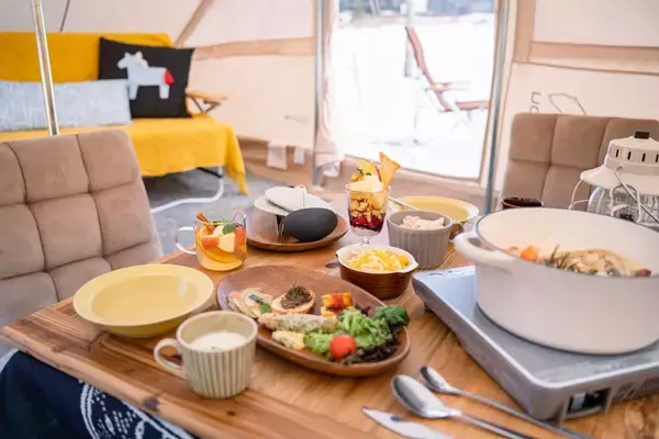 「雪景色見ながらこたつで煮込み料理　冬の特別体験「こたキャン」」の画像