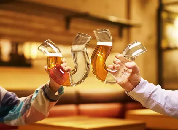 「ビールだけ飲むと倒れる「ふらつくビアグラス」発売　“強制的に水を飲む”仕掛けで適正飲酒を後押し」の画像