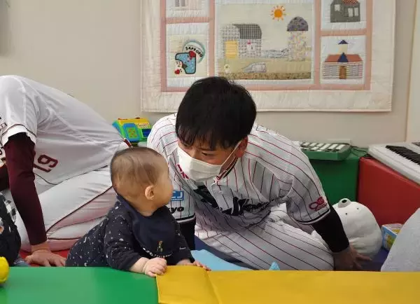 「野球選手が闘病家族を激励　東京・府中市の施設ドナルド・マクドナルド・ハウスを訪問」の画像
