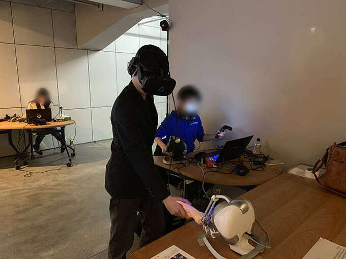 バーチャルキャラと握手 電気椅子 ドッペルゲンガー体験 東大vrサークル作品展示会 ば展 レポート 19年3月29日 エキサイトニュース 5 9