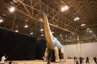 実物大！迫力のブラキオザウルスが新登場！人気恐竜ライブショーが再び！