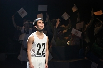 前田旺志郎が舞台初主演を務める『NIPPON・CHA！CHA！CHA！』KAATにて初日開幕！