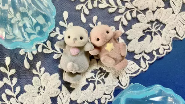 手のひらサイズのセラピーか？ラッコがおててをつなぐカプセルトイ「あかちゃんも、おててつなごうね。」は絶対2回以上回して