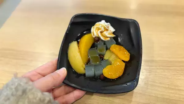 「チェーンのお寿司屋さんで食べられるクオリティじゃないでしょ！かっぱ寿司に日本橋榮太樓のクリームあんみつパフェが登場！」の画像