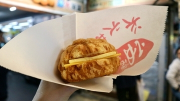 厚切りバターに濃厚チーズ、熱々で甘じょっぱさがクセになる！寧夏夜市で楽しむ背徳感たっぷりグルメ・台湾メロンパン【#台湾夜市のおすすめ屋台グルメ】