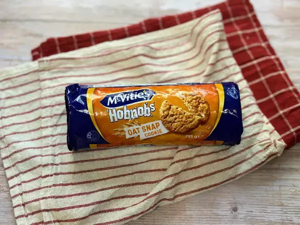 イギリスで愛され続けるマクビティ「ホブノブ オーツビスケット」が日本上陸