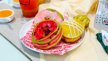 クリスピー・クリーム・ドーナツの新作は果実感たっぷり♡スイカや桃を表現した夏ドーナツは冷やして食べてもおいしいよ