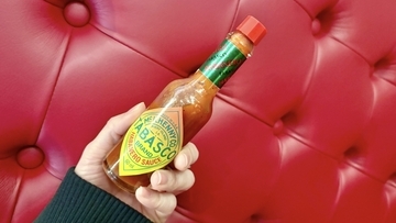 全国に2店舗しかないモスプレミアムに異端児登場！TABASCO®ハバネロソースを使ったベリーソースをかけて楽しむソフトクリームを食べてみた