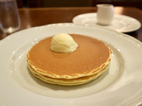 ロイヤルホスト公式でおすすめしている「パンケーキの美味しい食べ方」を試してみたら…幸せが広がったよ〜♡