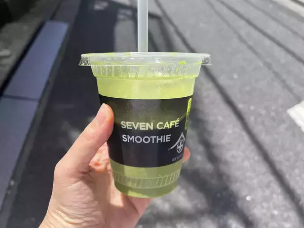 万博でめちゃくちゃ売れたセブン-イレブン「抹茶スムージー」が再販されているぞ！エリアで異なる2つの味を楽しめるみたいです