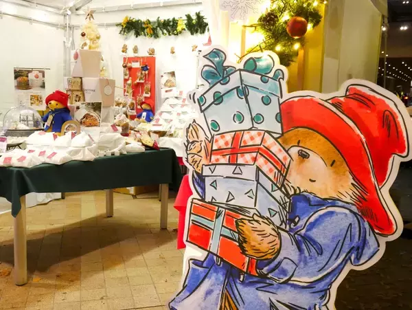 パディントン™と一緒に冬のお散歩しよう❄️イルミネーションやグルメ、スタンプラリーを楽しめる「パディントン™の日本橋大冒険」