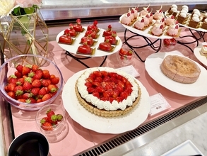 京王プラザホテルのいちご情報入手！天国みたいな空間が広がる「ストロベリースイーツブッフェ」が最高の一言じゃおさまりません