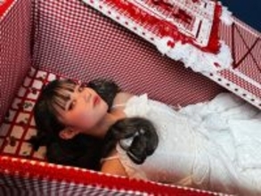 死への意識が変わるかもしれない！アート作品のような可愛い棺桶に入れる「入棺体験」が高田馬場でスタートしたよ
