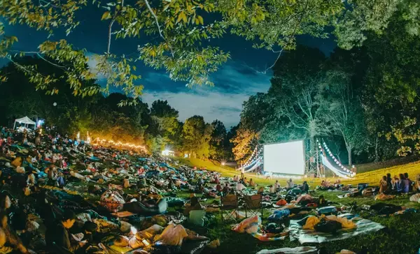 オールナイト野外映画フェス「街の呼吸と森の映画祭2026」開催