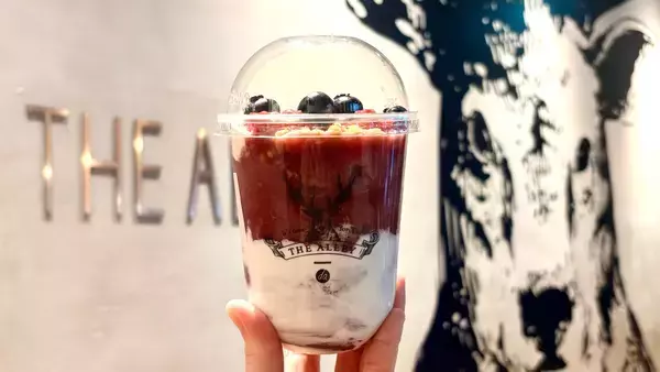 紅茶が香るアサイーボウルだ…！唯一無二のおいしさと気分が上がるビジュアルTHE ALLEY「アサイーティーグルト」を春の自分へのご褒美にしよ