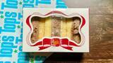 「包丁いらず＆片手でパクっ！トップスの定番チョコレートケーキがサンドイッチになりました【#舞台女優の手土産リスト】」の画像1