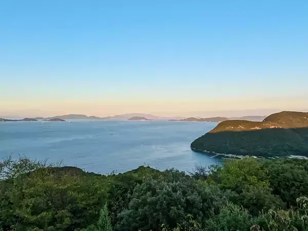 瀬戸内国際芸術祭2025で賑わう香川県へ！建築・グルメ・アートをめぐるバスツアーで「うどんだけじゃない」魅力を知りました