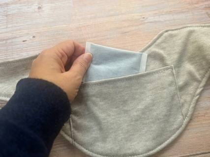 冬の寒さで無意識に力が入って肩こり悪化？SNSで話題のカイロポケット付きのネックウォーマーを肩こり＆冷え性の私が試してみたよ