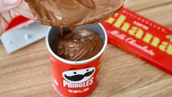 【背徳感の塊】SNSで大流行「プリングルズチョコ」を作ってみた！見た目の破壊力がスゴい＆圧倒的な塩気と甘みのループが危ないぞ