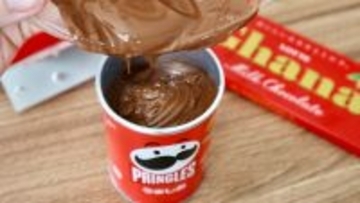 【背徳感の塊】SNSで大流行「プリングルズチョコ」を作ってみた！見た目の破壊力がスゴい＆圧倒的な塩気と甘みのループが危ないぞ