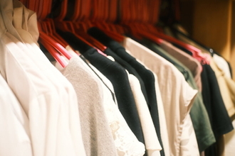 春と秋が短くなったと感じる人は8割！春秋物を買っても着られる期間が短いから買わないを選択する人もいるみたい
