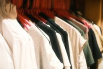 春と秋が短くなったと感じる人は8割！春秋物を買っても着られる期間が短いから買わないを選択する人もいるみたい