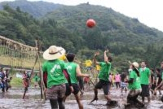 参加賞はオーガニックコスメ、優勝者にはお米20kg！この夏、大自然の中で「泥んこバレーボール」大会に参加するのだ！