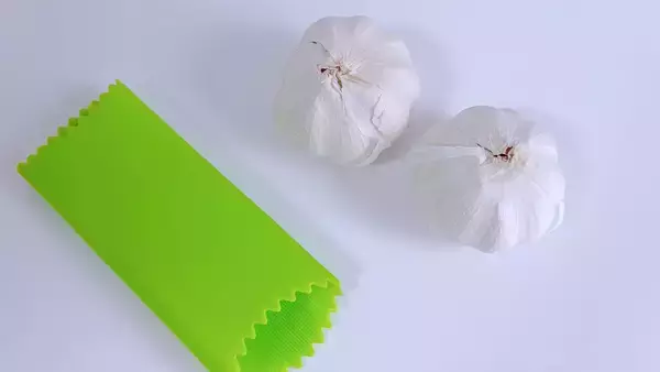 【革命】にんにく触りたくない民へ。“ころころするだけ”で皮むけるやつが快適すぎた