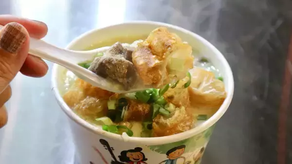 台湾のお粥をなめちゃいかん！海鮮や豚レバー、揚げパンなどたっぷりトッピングが豪華で食べ応えも十分です【台湾夜市のおすすめ屋台グルメ】