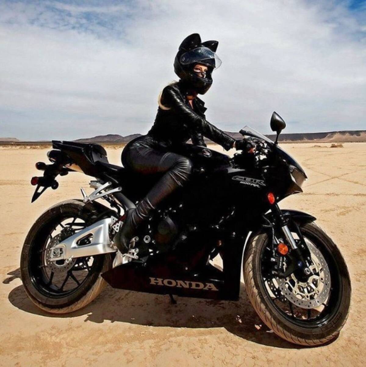 クール セクシー ロシア発のバイク用 ネコ耳ヘルメット が日本に上陸 キャットウーマンみたいでかっこいい 16年12月10日 エキサイトニュース