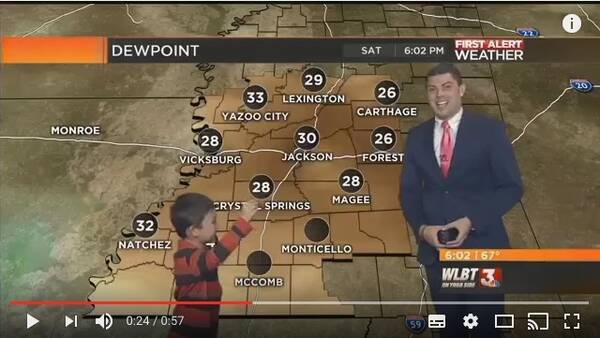天気予報の生放送中に小さな男の子が乱入 話しかけたりオナラをする真似をしたりとやりたい放題です 17年3月14日 エキサイトニュース