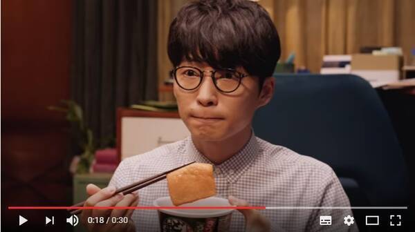 ムズキュン再び 星野源と吉岡里帆の 日清のどん兵衛 Cmがかわいすぎて萌え死にそう 源さんの口元に萌える女子多数 17年5月18日 エキサイトニュース