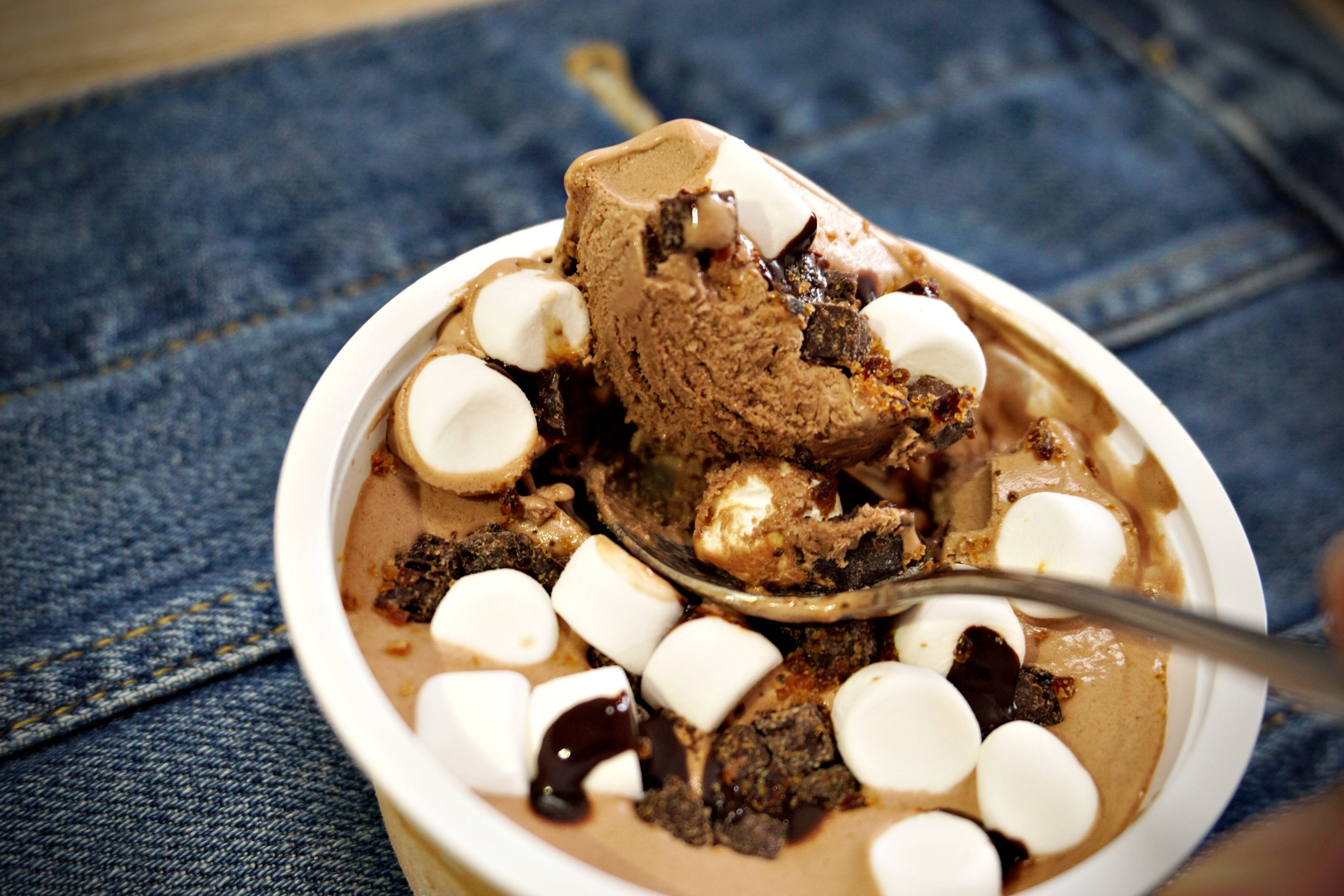 さっそく味見 セブン マックス ブレナー チョコレートチャンクアイスクリーム はチョコ尽くしなのにさっぱり系のお味 17年9月5日 エキサイトニュース