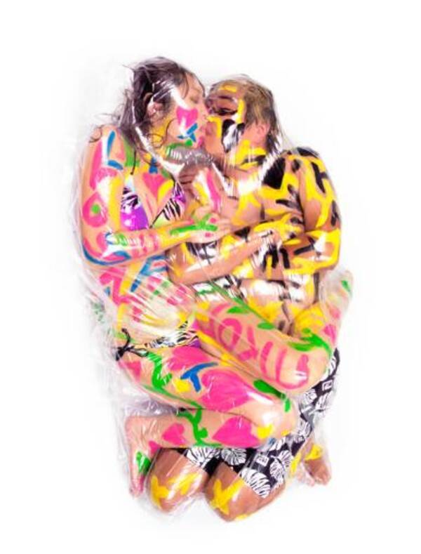 人形じゃなくて人間です 恋人たちを ラッピング した奇抜なアート 撮影時の酸素はどうしているのか作者に質問してみた 12年1月25日 エキサイトニュース