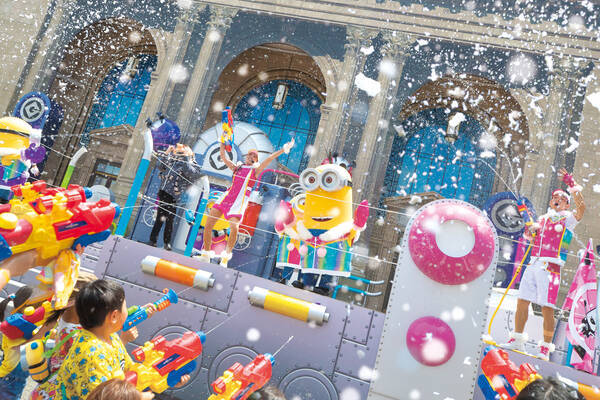 真夏のusjに 雪 が降る 打ち水ならぬ 打ち雪 イベントでミニオンたちとおおはしゃぎしよー 18年8月2日 エキサイトニュース