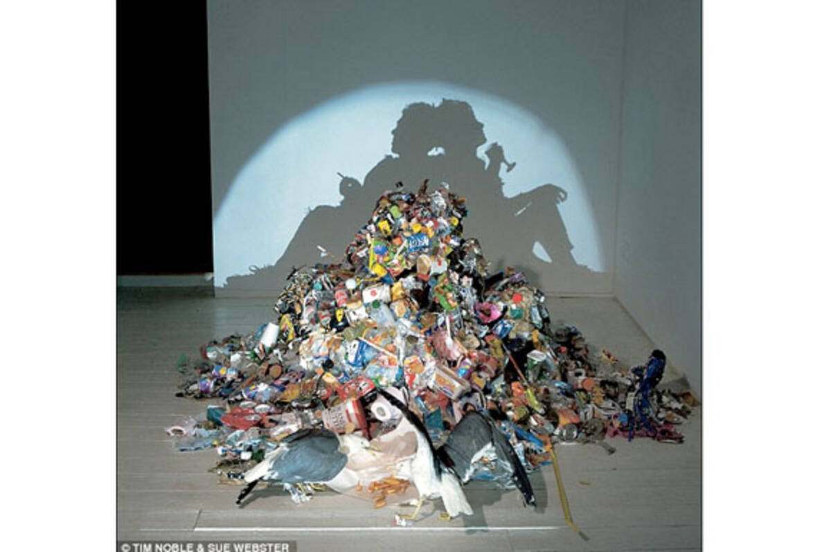 ゴミの塊が映し出した 人間の影絵 が超リアルすぎてスゴイ 12年2月7日 エキサイトニュース