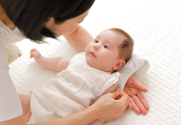 抱っこした赤ちゃんを起こさずにベッドに寝かせる ミッションに希望の光 内側に腕を通せるベビー枕が便利そう 19年1月22日 エキサイトニュース