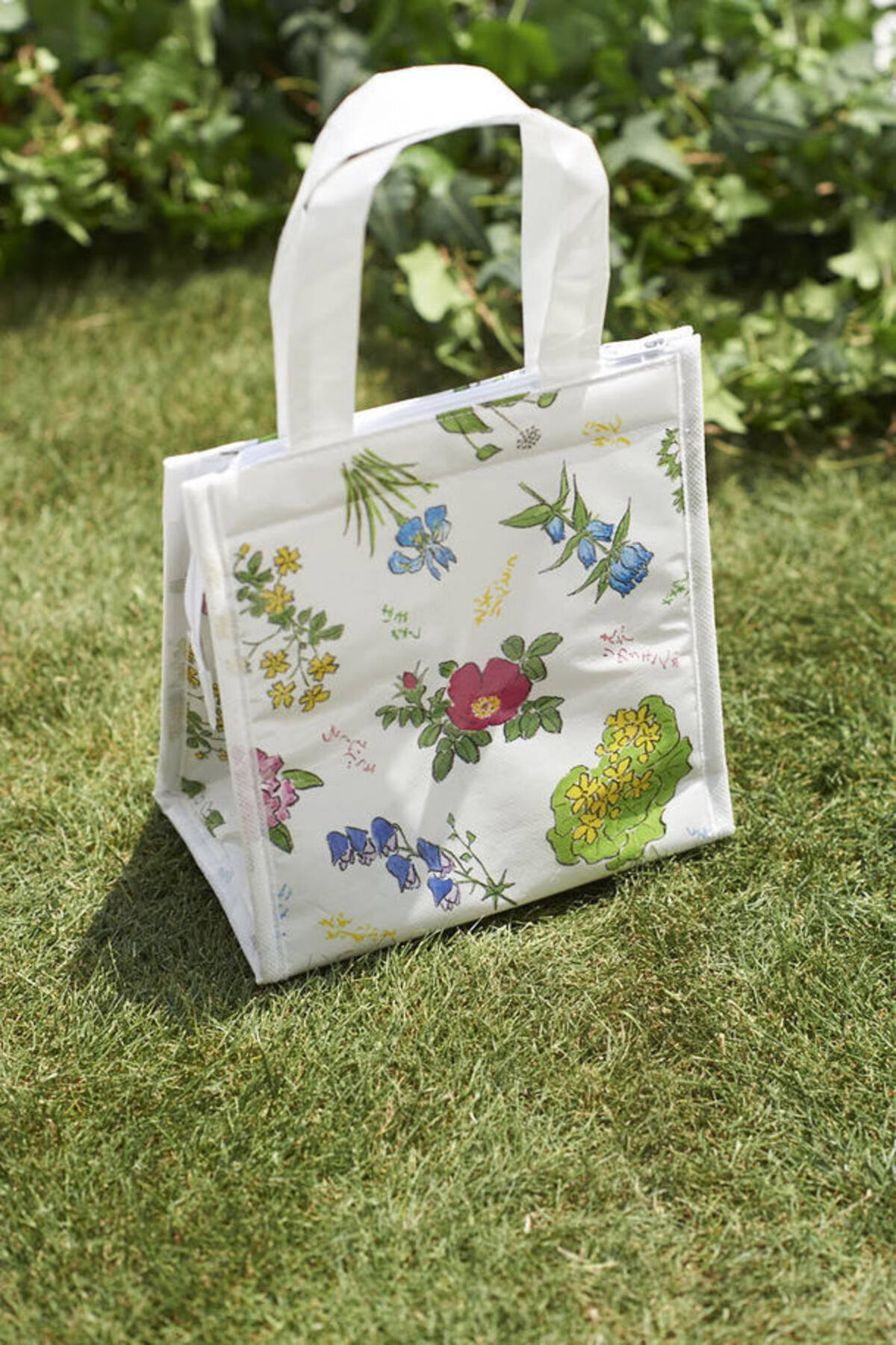 六花亭 とコラボした保冷バッグが雑誌 クロワッサン の付録に 包装紙と同じ可憐な野の花がデザインされています 19年6月10日 エキサイトニュース