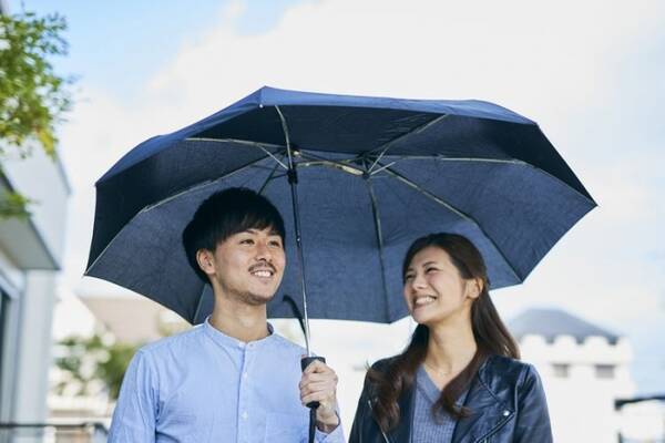 芯が横にずれた折りたたみ傘ですと 不思議な形だけど相合い傘もしやすくてリュックも濡れない神構造でした 19年8月21日 エキサイトニュース