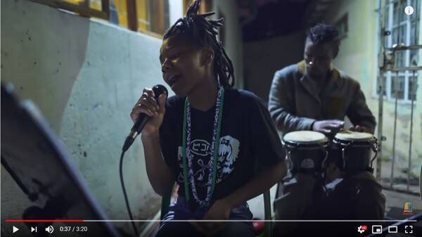 アフリカのストリートで椎名林檎を演奏する家族が素敵 長く短い祭 を日本語で歌い上げています 年2月27日 エキサイトニュース